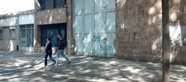 La fábrica de agua gasificada propiedad de Raúl Milicich sufrió un asalto ayer por la tarde cuando estaban liquidando los sueldos de los choferes de los camiones.