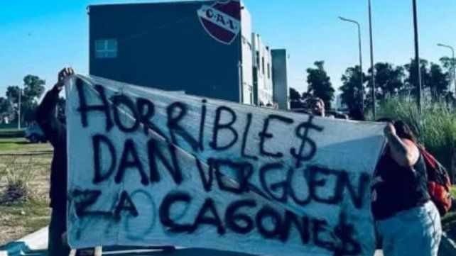 La bandera apuntó contra los jugadores de Independiente.