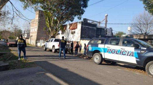 La Policía Federal realizó allanamientos en Villa Manuelita y barrio Plata.