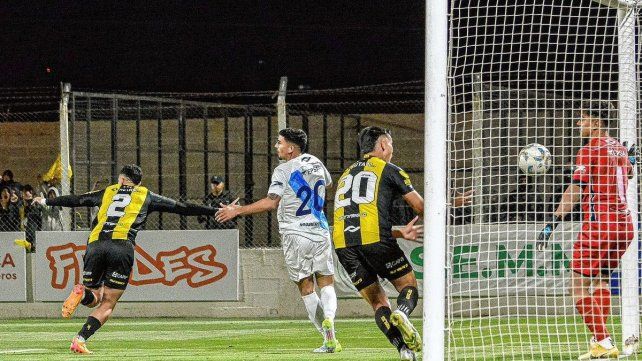 Deportivo Madryn se quedó con el clásico sobre la hora y pasó a Colón en la zona B