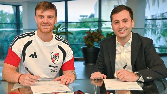 El atacante firmando su contrato con River.