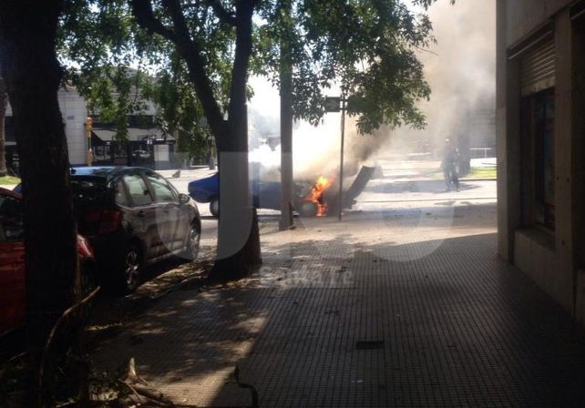 Daños totales: se incendió un auto en Bulevar