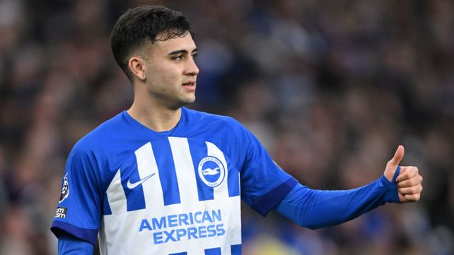 Facundo Buonanotte pertenece al Brighton pero podría emigrar a otro equipo. Hay cinco clubes interesados.