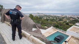 Auto volador: salió de la ruta y cayó en la pileta de una casa de fin de semana