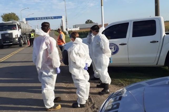 Autoridades sanitarias y de seguridad realizan controles en el ingreso a Carreras tras la detección de seis casos de coronavirus.