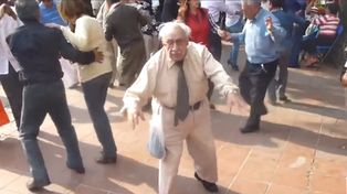El video del abuelo que tira las muletas y se pone a bailar causa furor en Facebook