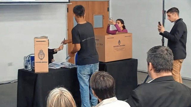 Los jovenes se capacitan en la implementación de la Boleta Única de Papel.