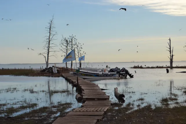La pesca del pejerrey mueve millones de pesos en La Picasa y todo indica que ese es el principal motivo de discordia entre los dos pueblos.