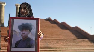 Uma imagen que habla más que mil palabras y un pedido de justicia por la muerte de Giovani Mvogo Eteme.