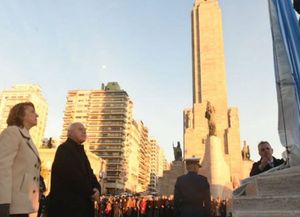 Arrancó el Día de la Bandera con un acto austero al que le faltó fervor popular