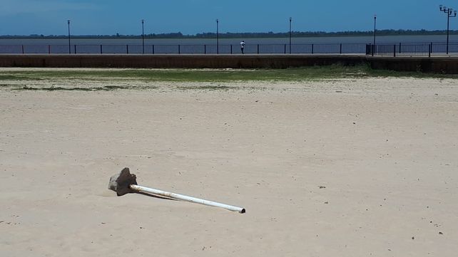 Distintas cosas tiradas sobre la playa