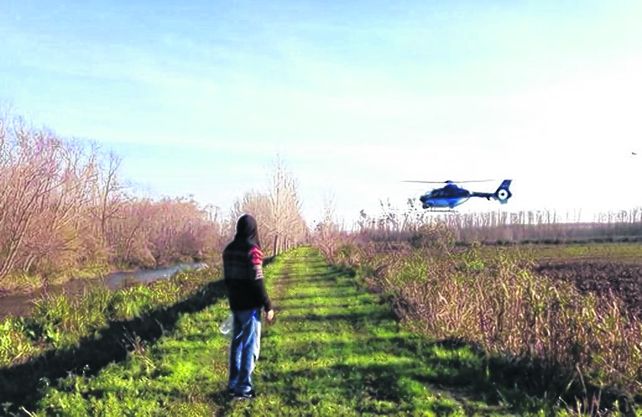 tareas. Un helicóptero de las fuerzas de seguridad desciende en la zona.