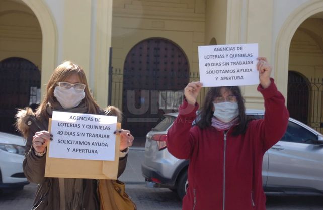 El lunes abrimos, cantaron los comerciantes en protesta frente a la Casa Gris