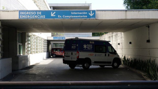 La mujer golpeada en Pellegrini al 4500 está internada con pronóstico reservado en el Hospital de Emergencias Clemente Alvarez. 