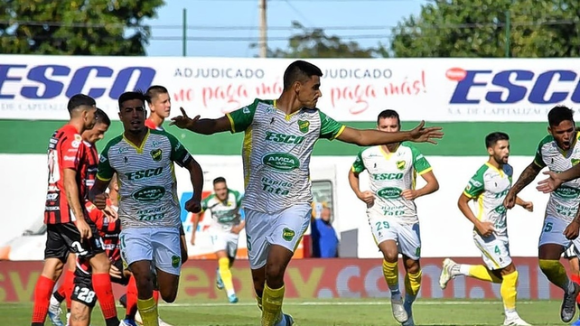 Nicolás Leguizamón marcó los dos tantos de Defensa y Justicia en el triunfo ante Patronato por 2-1.