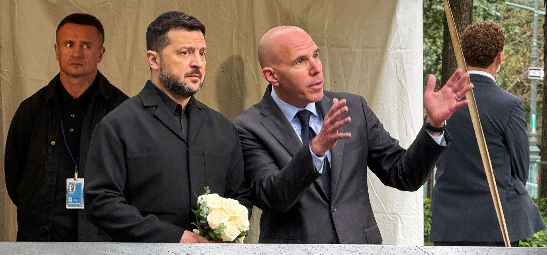 El presidente de Ucrania, Volodímir Zelenski conversa con Scott Rechler, miembro del consejo directivo del Monumento y Museo del 11-S, durante una ceremonia de ofrenda floral en dicho monumento, antes de la 81.ª sesión de la Asamblea General de las Naciones Unidas, el martes 22 de septiembre de 2026, en Nueva York. (Foto AP/Aron Ranen) El presidente de Ucrania, Volodímir Zelenski conversa con Scott Rechler, miembro del consejo directivo del Monumento y Museo del 11-S, durante una ceremonia de ofrenda floral en dicho monumento, antes de la 81.ª sesión de la Asamblea General de las Naciones Unidas, el martes 22 de septiembre de 2026, en Nueva York. (Foto AP/Aron Ranen)