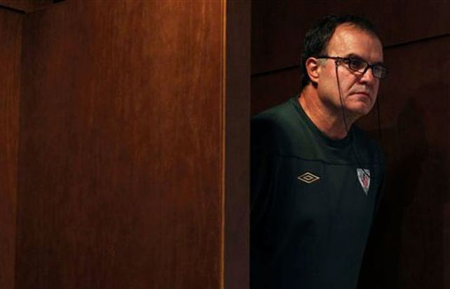 Bielsa está en todas: ahora bendice bodas