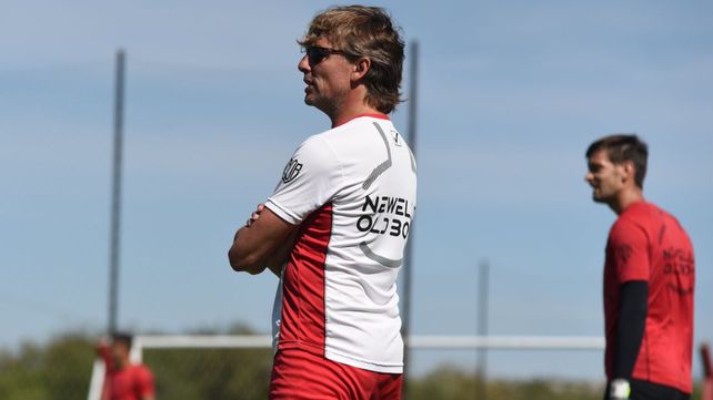 Gabriel Heinze piensa y analiza los movimientos a realizar con el fin de elevar el funcionamiento del equipo. (Foto: Newells)