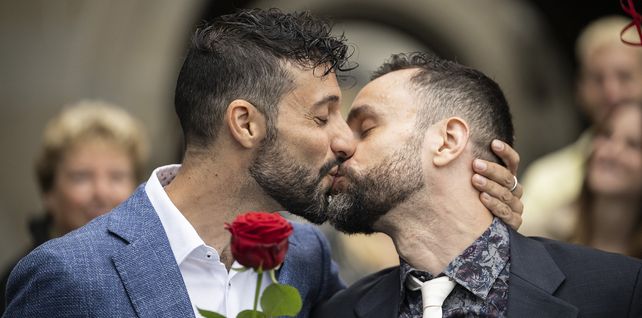 Luca Morreale y Stefano Perfetti se besan después de convertir su unión registrada en matrimonio