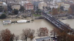 Contienen el r&iacute;o T&iacute;ber y el centro de Roma se salva de la inundaci&oacute;n