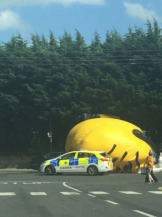 Un minion gigante causó estragos en rutas de Irlanda
