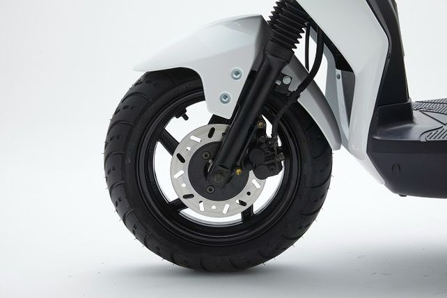 Orbit cuenta con neumáticos y frenos ideales para el andar urbano.