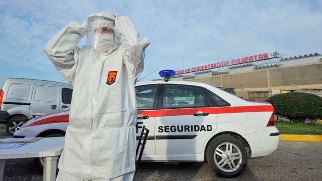 Los trabajadores de la salud en el mercado de frutas y verduras.