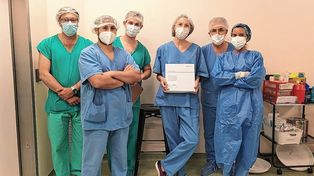 El equipo médico que realizó el implante