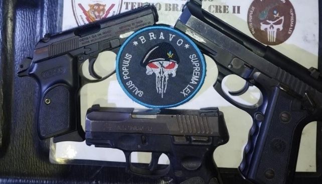 Las armas que plantaron los policías detenidos este domingo. 