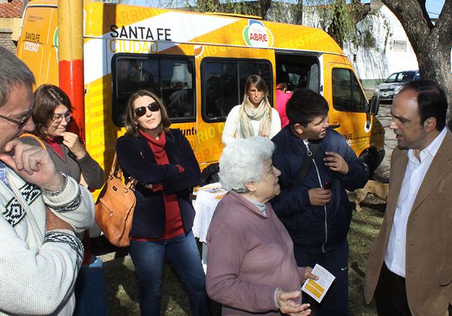 Con promoción de huertas urbanas, la Oficina Móvil del Municipio sigue recorriendo los barrios