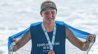 Thiago Passeri emocionado, con la bandera y la medalla.