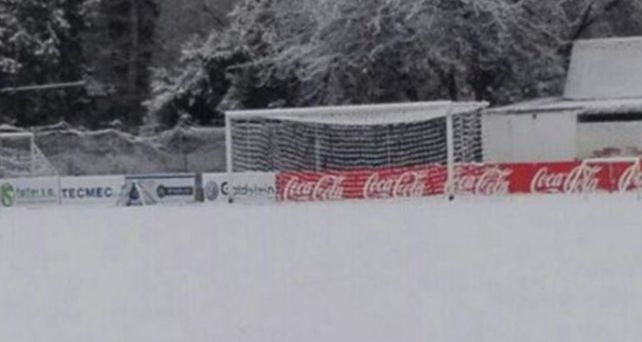 Una cancha en Mendoza amaneció bajo la nieve.