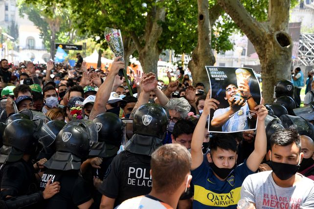 Retiran el féretro de Diego Maradona por la invasión de los fanáticos en la Rosada