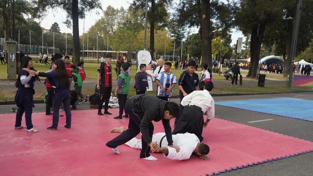 Los Juegos Crear reúnen a miles de deportistas rosarinos en el predio de la ex Rural.