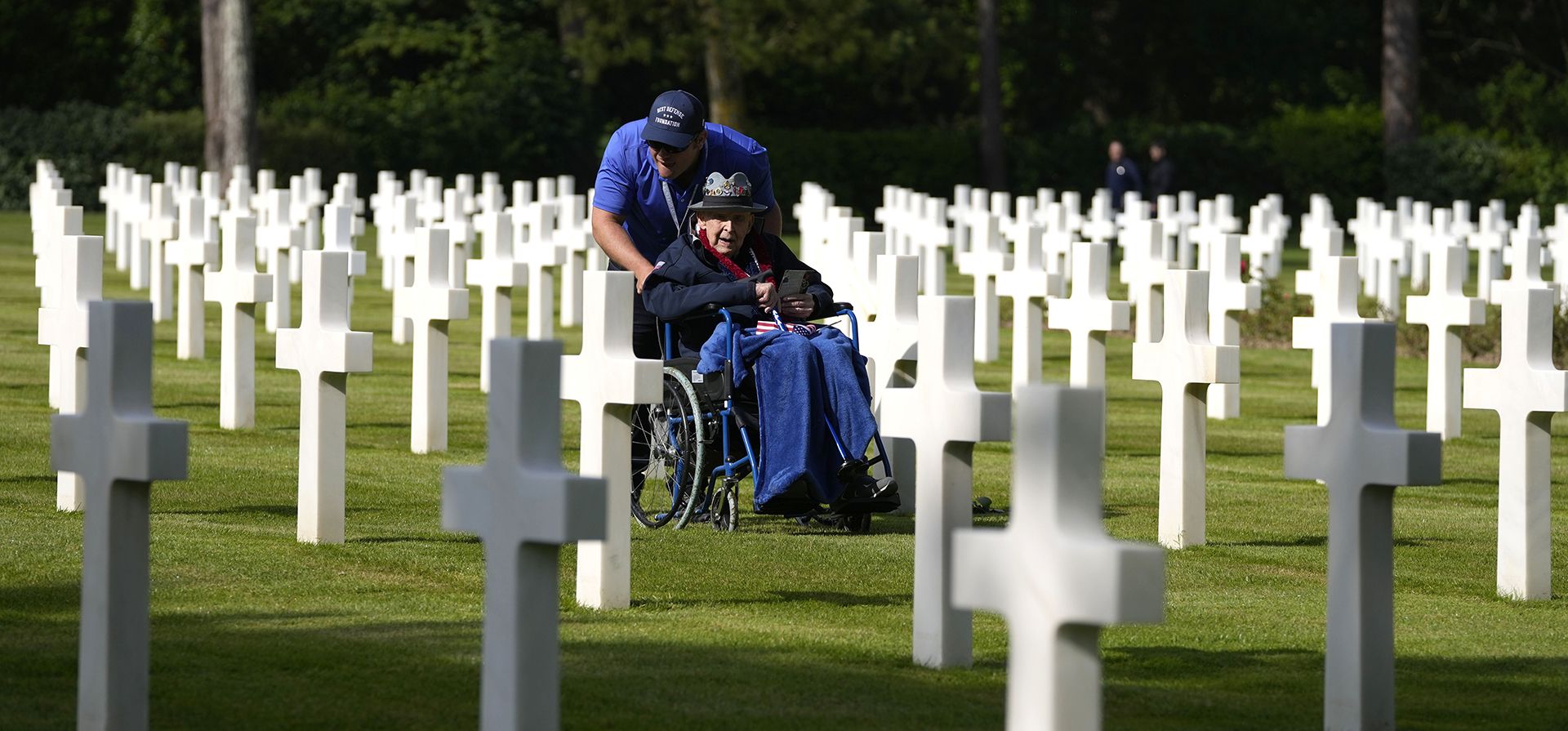 El veterano de la Segunda Guerra Mundial y del Día D, Jake Larson, visita las tumbas en el Cementerio Americano de Normandía en Colleville-sur-Mer, el martes 4 de junio de 2024. Veteranos de la Segunda Guerra Mundial de todo Estados Unidos, así como de Gran Bretaña y Canadá, se encuentran en Normandía. esta semana para conmemorar los 80 años desde el desembarco del Día D que contribuyó a la derrota de Hitler. (Foto AP/Virginia Mayo) El veterano de la Segunda Guerra Mundial y del Día D, Jake Larson, visita las tumbas en el Cementerio Americano de Normandía en Colleville-sur-Mer, el martes 4 de junio de 2024. Veteranos de la Segunda Guerra Mundial de todo Estados Unidos, así como de Gran Bretaña y Canadá, se encuentran en Normandía. esta semana para conmemorar los 80 años desde el desembarco del Día D que contribuyó a la derrota de Hitler. (Foto AP/Virginia Mayo)