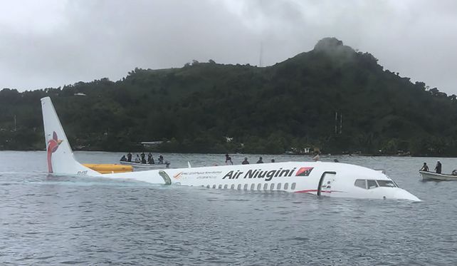 La pista le quedó corta y terminó en una laguna