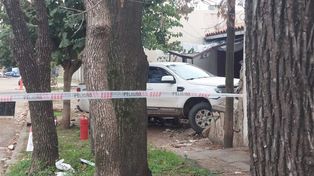 La camioneta conducida por Demarchi terminó impactando contra el frente de una vivienda tras el ataque a balazos.