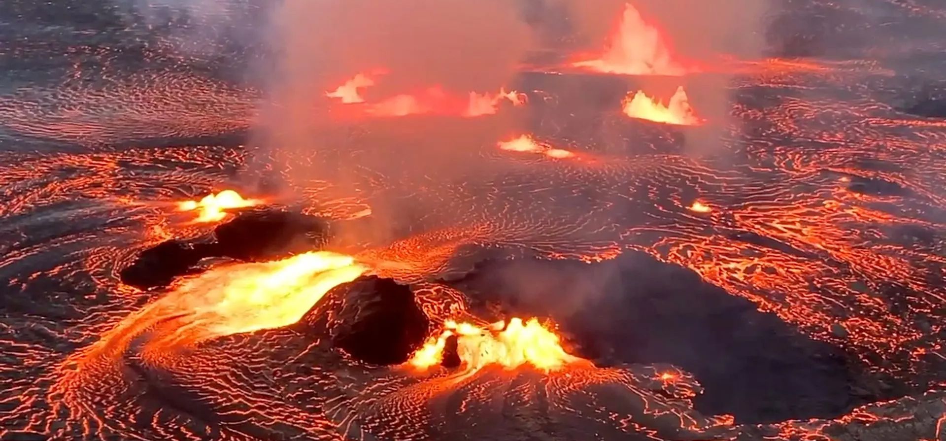 Hawái, Estados Unidos. El volcán Kilauea entra en erupción desde el cráter de la cumbre Halemaumau dentro de un área cerrada del parque nacional de los volcanes de Hawái. Los altos niveles de gas volcánico son el principal peligro de preocupación. Fotografía: USGS Hawái, Estados Unidos. El volcán Kilauea entra en erupción desde el cráter de la cumbre Halemaumau dentro de un área cerrada del parque nacional de los volcanes de Hawái. Los altos niveles de gas volcánico son el principal peligro de preocupación. Fotografía: USGS