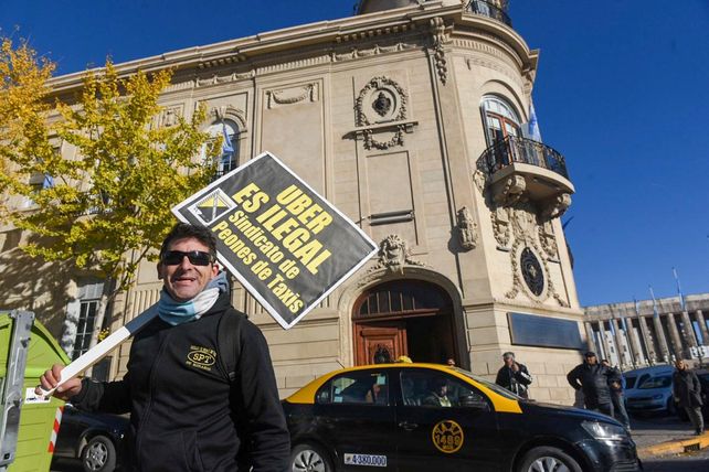 El desembarco de Uber en Rosario vuelve a poner en alerta a los taxistas.&nbsp;
