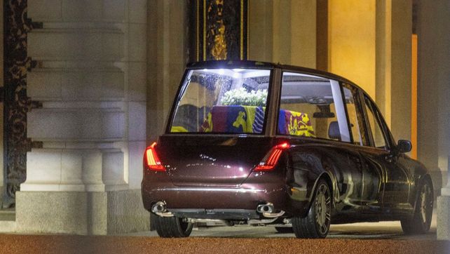 El coche fúnebre con el ataúd de la reina llega al Palacio de Buckingham donde descansará durante la noche en el Bow Room.
