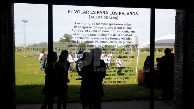 Escuelas primarias participaron de una demostración de aeromodelismo en La Redonda
