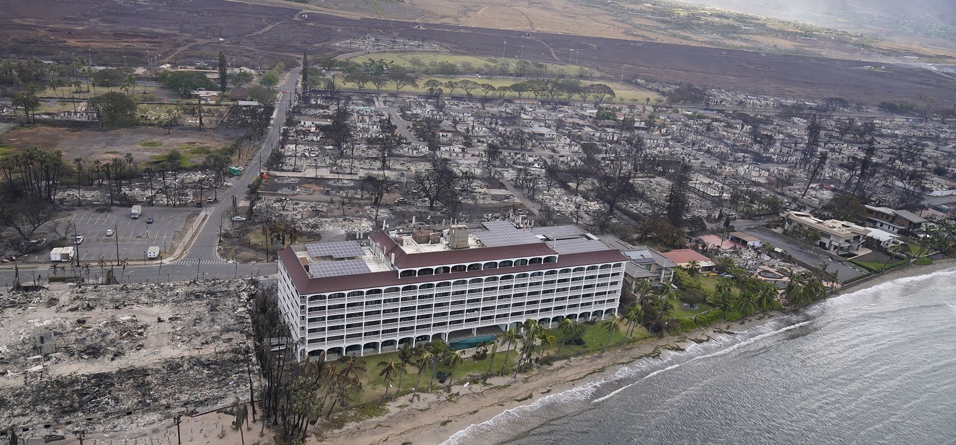 Restos de un incendio forestal se ven en Lahaina, Hawái. La búsqueda entre los restos del incendio forestal en la isla hawaiana de Maui el jueves reveló un páramo de casas quemadas y comunidades destruidas. (Foto AP/Rick Bowmer) Restos de un incendio forestal se ven en Lahaina, Hawái. La búsqueda entre los restos del incendio forestal en la isla hawaiana de Maui el jueves reveló un páramo de casas quemadas y comunidades destruidas. (Foto AP/Rick Bowmer)