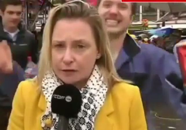 Hombres acosan sexualmente a una periodista cuando daba un informe al aire