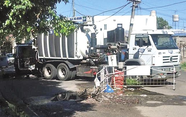Rápida reacción. Una cuadrilla de Assa llegó ayer al barrio Carlos Casado y comenzó a reparar el bache que acumula un año de reclamos.