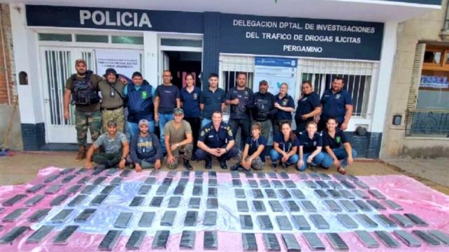 Los antinarcóticos de la bonaerense posan junto a su presa: 132 kilos de cocaína.
