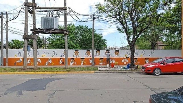 Mural ubicado en San Carlos Centro que representa el lenguaje de señas.