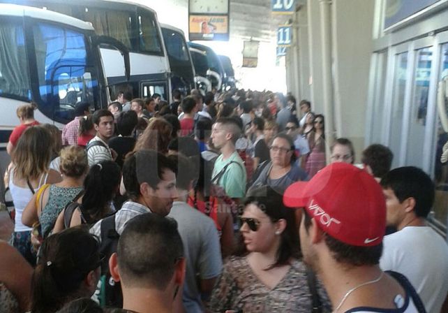 Este sábado hubo una multitudinaria cola para viajar a Paraná