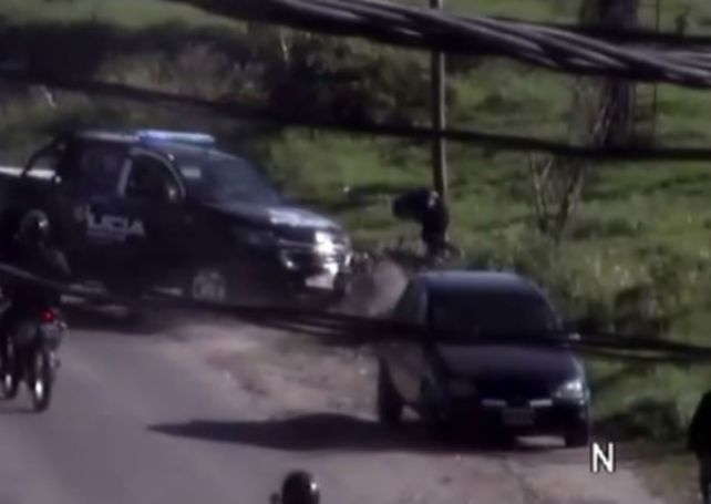 Un video registra como un móvil policial embiste a un motociclista que escapó de un control