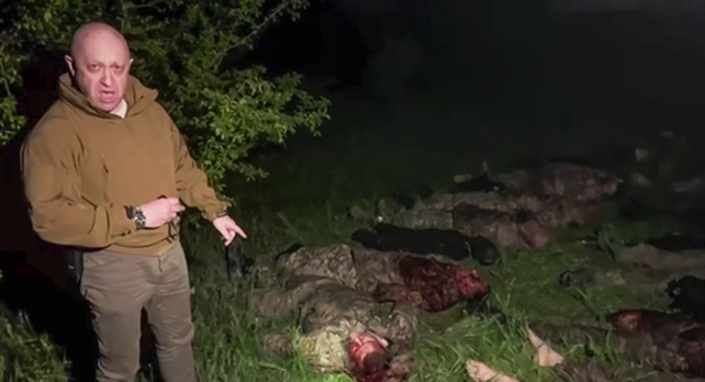 Evgeny Prigozhin publicó un chocante video en el que muestra los cuerpos de sus hombres caídos y cubre de insultos al ministro de Defensa y al jefe del ejército.&nbsp;