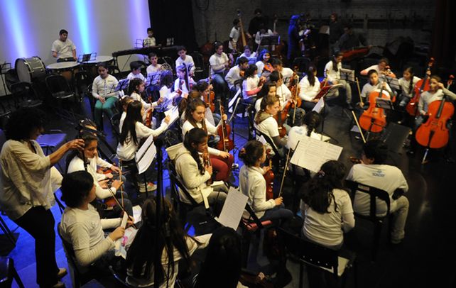 Sobre el escenario. La orquesta cuenta con 260 chicos de entre 3 y 18 anos. (foto: Alfredo Celoria)